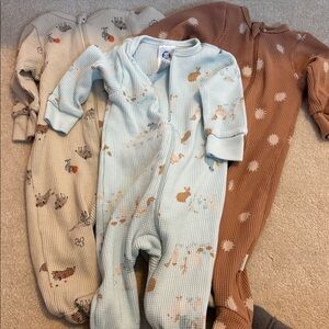 Gerber neutral waffle knit footed sleep n plays  onesies x3 0-3 months like new